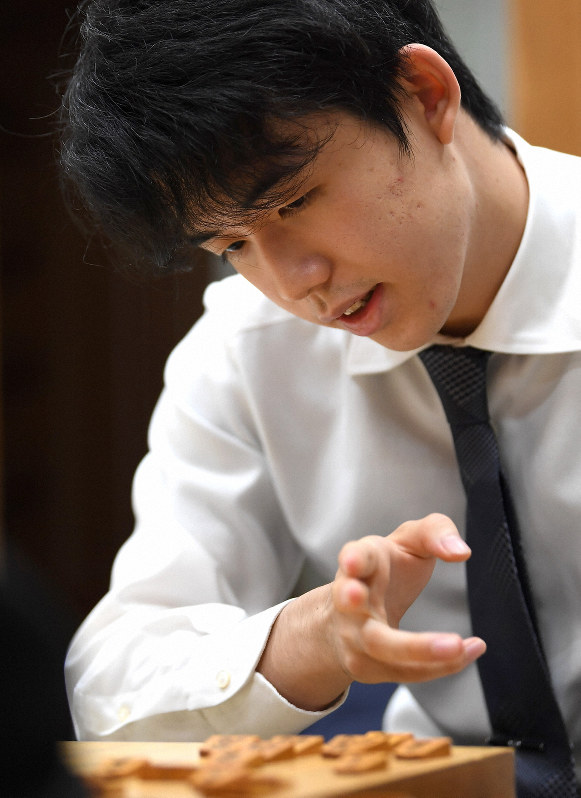 久保利明九段に勝ち、感想戦で対局を振り返る藤井聡太七段＝大阪市福島区の関西将棋会館で2019年11月14日午後8時31分、久保玲撮影