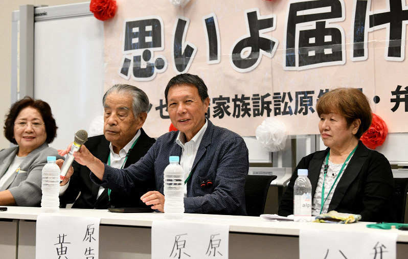 安倍晋三首相との面会を終えて記者会見するハンセン病家族訴訟原告団の(右から)原田信子さん、黄光男副団長、林力団長、奥晴海さん=衆院第2議員会館で2019年7月24日午前11時56分、内藤絵美撮影