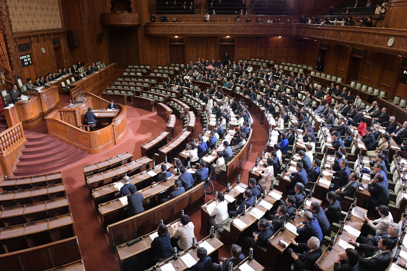 ハンセン病元患者家族に最大180万円を支給する補償法と名誉回復を盛り込んだ改正ハンセン病問題基本法が全会一致で可決、成立された参院本会議＝国会内で2019年11月15日午後1時7分、川田雅浩撮影