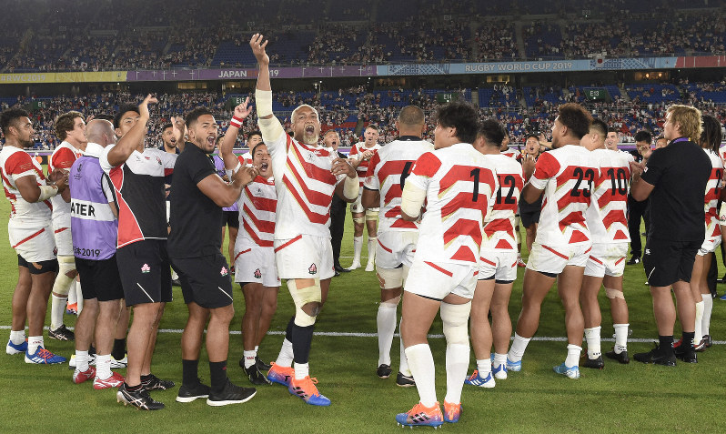 ラグビーW杯日本大会のスコットランド戦後、チームソング「ビクトリーロード」を歌う日本の選手たち=横浜・日産スタジアムで2019年10月13日、藤井達也撮影