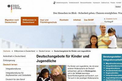 子どもや若者に向けたドイツ語教育について「州ごとにさまざまなプログラムがある」と紹介するドイツ連邦移民難民庁のホームページ＝奥山はるな撮影