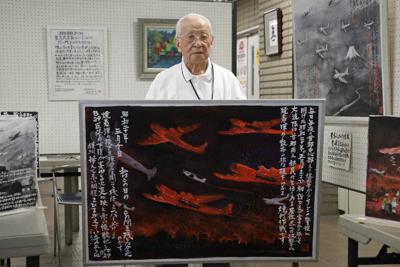 目撃した東京大空襲を７４年の時を経て描いた元日本軍兵士の長谷緑也さん＝三鷹市で