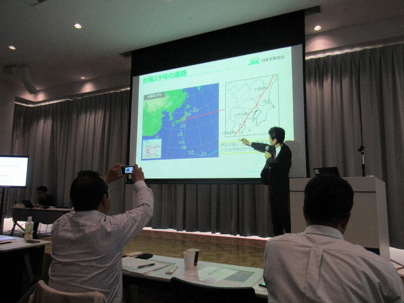 「AI/IT活用! 防災・減災セミナー」の様子=大阪市北区鶴野町で2019年11月1日午後3時17分、柴山雄太撮影