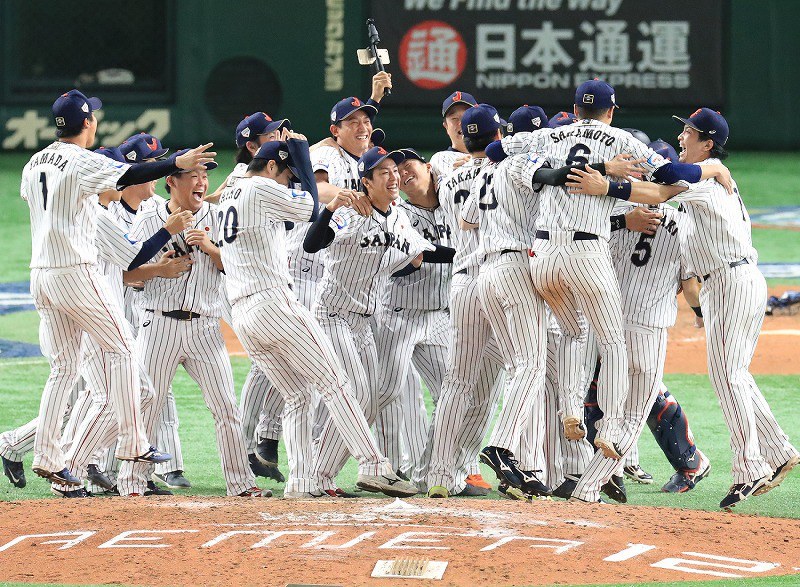 日本が初優勝 プレミア12、前回覇者韓国に逆転勝利 山田哲3ラン [写真特集9/33] 毎日新聞