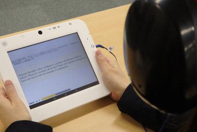 大学入学共通テストで導入予定だった英語民間試験の一つ「GTEC」のスピーキングテストの様子。受験者は外の音が聞こえないようイヤーマフをしてタブレットに向かって話す＝東京都千代田区で、成田有佳撮影