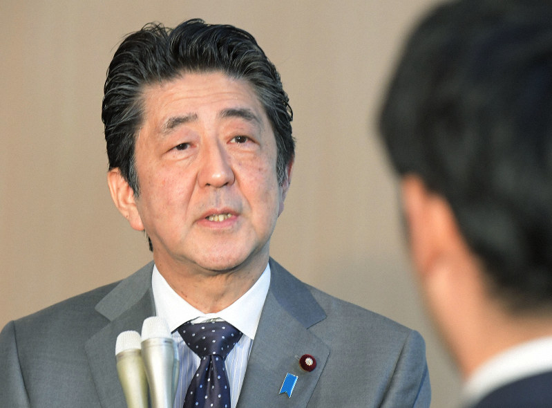 「桜を見る会」の前夜祭などについて記者団の質問に答える安倍晋三首相=首相官邸で2019年11月18日午前10時2分、川田雅浩撮影