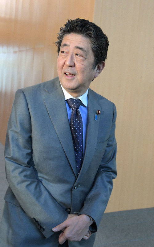 「桜を見る会」の前夜祭などについて記者団への応対を終えようとして、さらに質問されて振り返る安倍晋三首相=首相官邸で2019年11月18日午前10時2分、川田雅浩撮影