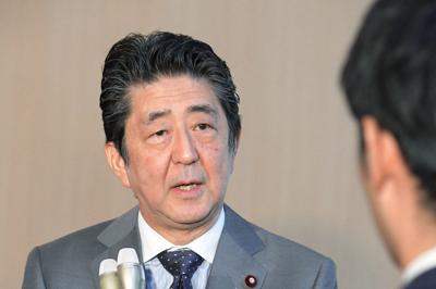「桜を見る会」の前夜祭などについて記者団の質問に答える安倍晋三首相＝首相官邸で2019年11月18日午前10時3分、川田雅浩撮影