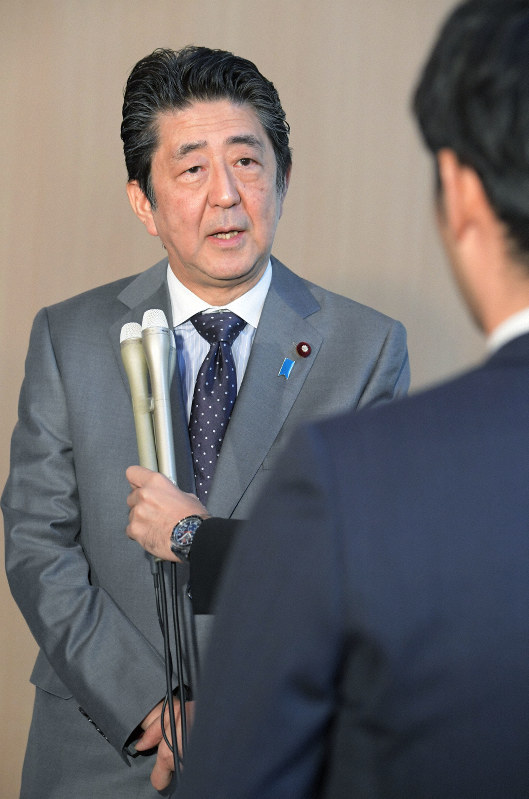 「桜を見る会」の前夜祭などについて記者団の質問に答える安倍晋三首相=首相官邸で2019年11月18日午前10時3分、川田雅浩撮影
