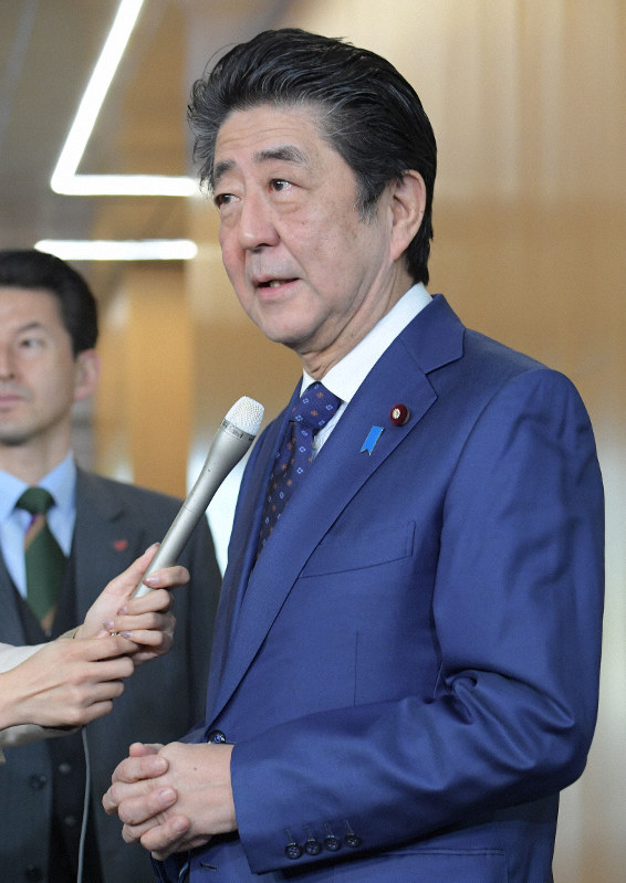自身主催の「桜を見る会」を巡る問題について記者団の質問に答える安倍晋三首相=首相官邸で2019年11月15日午後0時6分、川田雅浩撮影