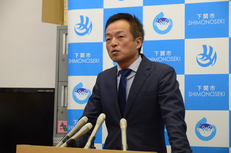 定例記者会見で、桜を見る会についての質問に答える山口県下関市の前田晋太郎市長=山口県下関市で2019年11月18日午後0時26分、近藤綾加撮影