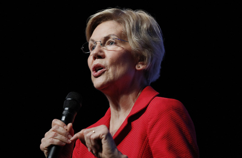 寄付金集めの集会で演説する米大統領選の民主党有力候補者の一人、ウォーレン上院議員=米西部ネバダ州ラスベガスで2019年11月17日、AP