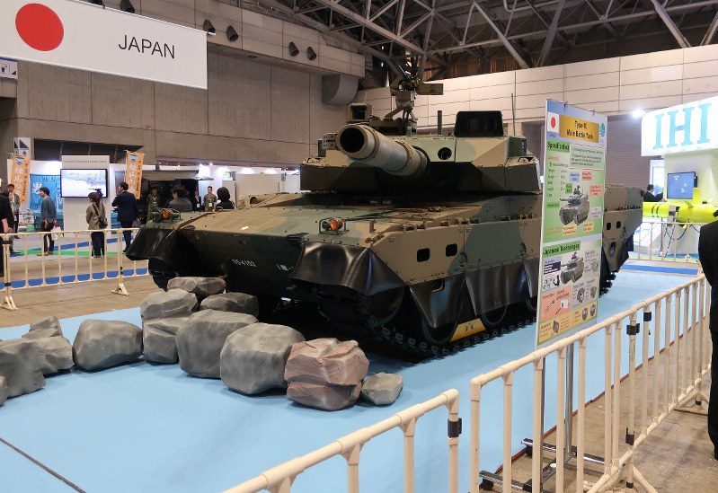 防衛装備庁ブースの「10式戦車」=千葉市の幕張メッセで2019年11月18日午後3時13分、湯谷茂樹撮影
