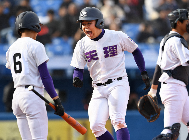 【天理-中京大中京】九回表天理2死、右越えのソロ本塁打を放ちチームメートと喜ぶ河西=神宮球場で2019年11月18日、滝川大貴撮影