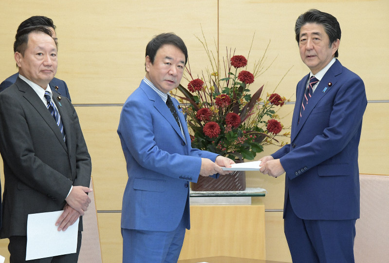 「日本の尊厳と国益を護(まも)る会」の青山繁晴代表幹事から提言書を受け取る安倍晋三首相(右)=首相官邸で2019年11月19日午前11時34分、川田雅浩撮影