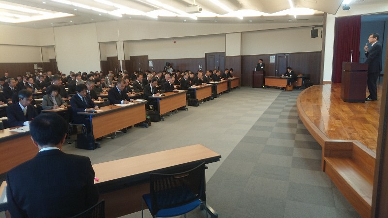 相次ぐ教諭の不祥事を受け、緊急に開かれた臨時校長会議で訓示する浜松市の花井和徳教育長(右)=同市北区東三方町の市教育会館で2019年11月18日、福沢光一撮影