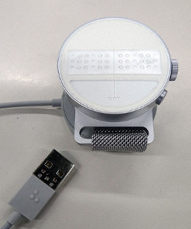 写真=点字を表示できるドットウオッチ