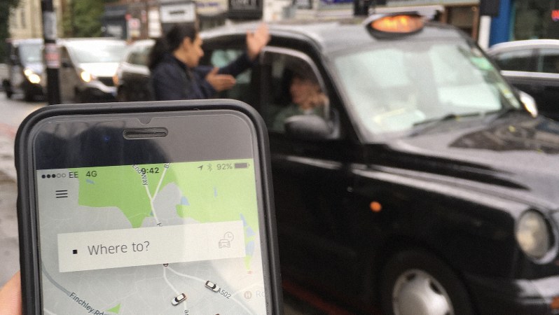 米配車サービス大手ウーバーは若者らに人気。スマホを使い、ロンドン名物の黒塗りタクシーより割安に移動できる=ロンドン市内で三沢耕平撮影