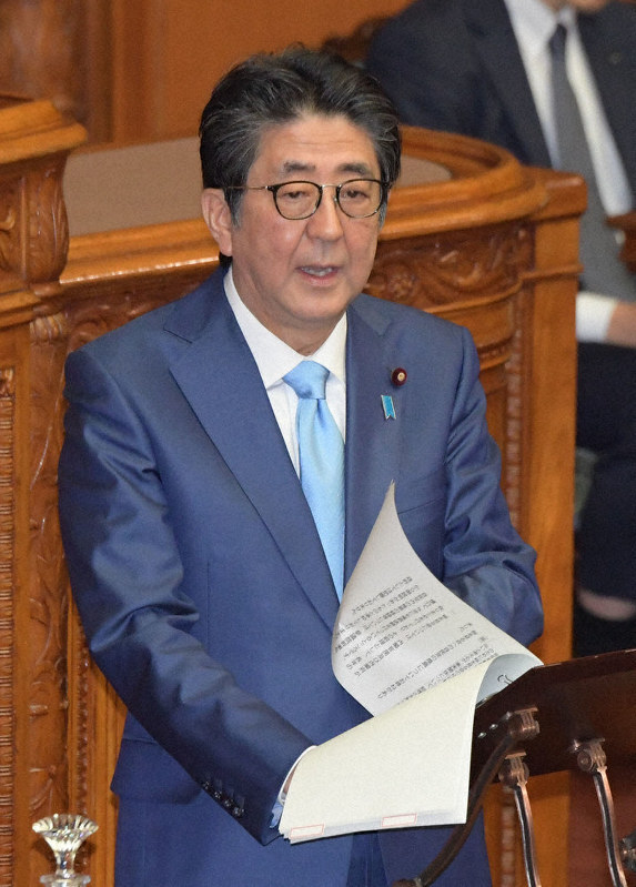 参院本会議で「桜を見る会」とその前夜祭を巡る問題について野党議員の質問に答える安倍晋三首相=国会内で2019年11月20日午前10時45分、川田雅浩撮影