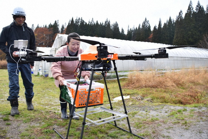 ドローンの下部にはほうれん草などが積み込まれた=秋田県仙北市西木町桧木内で