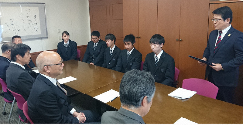 市川満教育長(手前左)に全国優勝を報告する都留興譲館高の高野修校長(奥右)と生徒ら=甲府市の県庁防災新館で