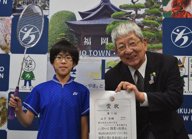 新川町長に全国大会での飛躍を誓った山下さん