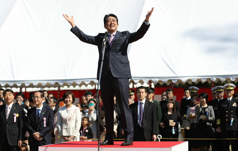 主催した「桜を見る会」であいさつする安倍晋三首相(中央)=東京都新宿区の新宿御苑で2019年4月13日午前9時1分(代表撮影)