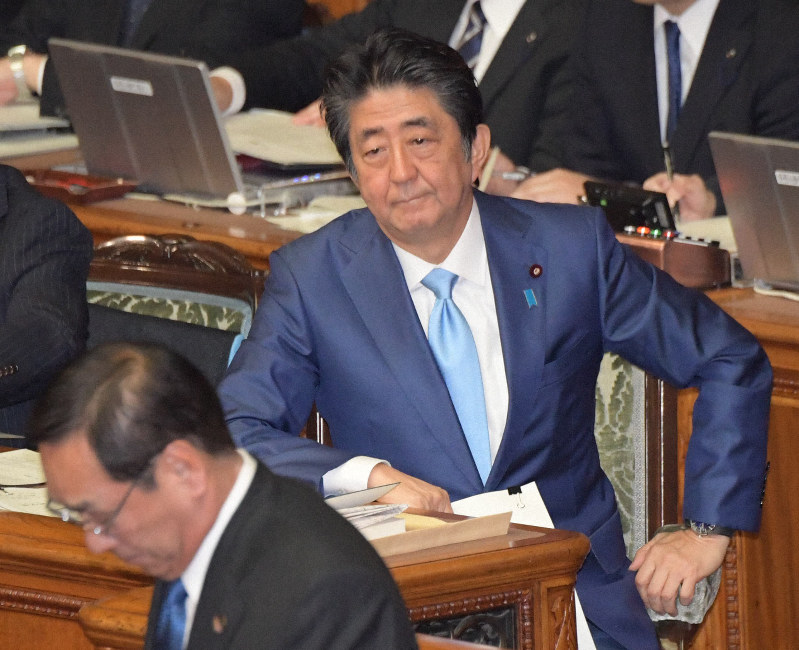 参院本会議で答弁に臨む安倍晋三首相=国会内で2019年11月20日午前10時12分、川田雅浩撮影