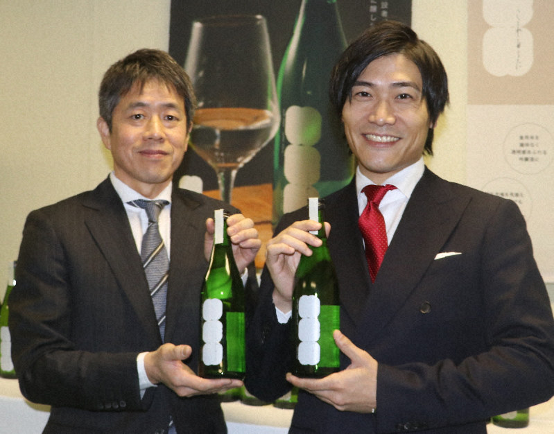 台湾限定の日本酒を手にする喜多社長(左)と吉田社長=奈良県橿原市御坊町の喜多酒造で2019年11月19日午後0時29分、藤原弘撮影