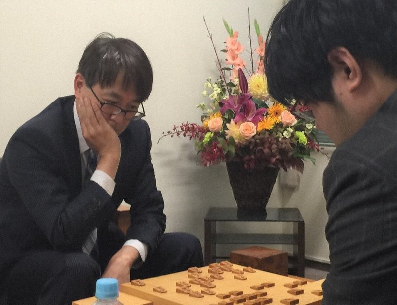 感想戦で対局を振り返る羽生善治九段(奥)と糸谷哲郎八段=東京都渋谷区の将棋会館で2019年11月19日、丸山進撮影