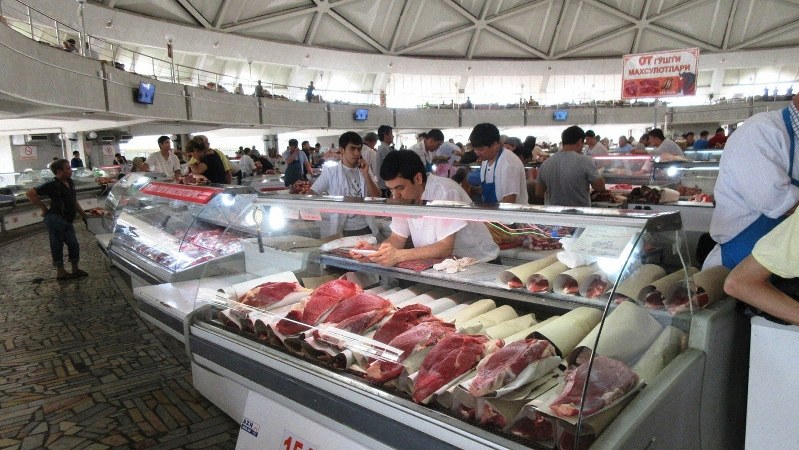 タシケントのチョルスー市場の一角、ドーム状の建物の中はすべて羊肉の売り場(写真は筆者撮影)