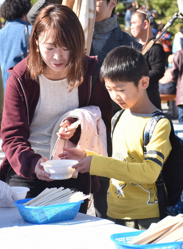 大洗あんこう祭に１４万人 ガルパンイベントも盛況 つるし切りと料理楽しむ 茨城 毎日新聞