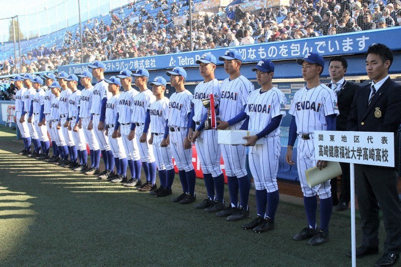 表彰式後に整列する健大高崎の選手たち=明治神宮野球場で