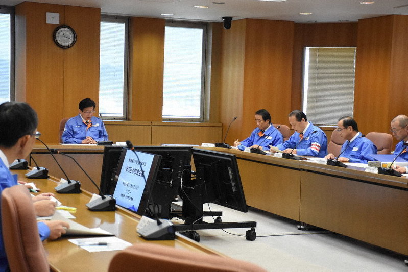 県CSF防疫対策本部の会合でワクチンの接種状況について報告する県職員ら=静岡県庁で