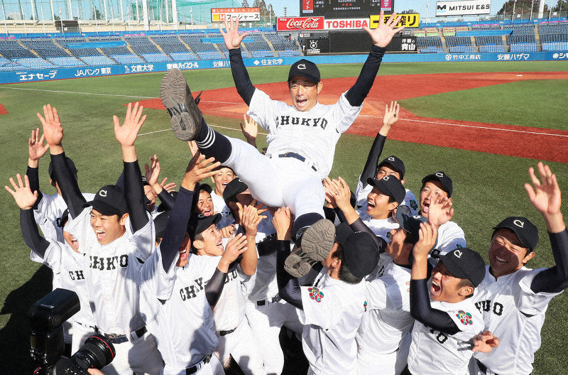 優勝して選手らに胴上げされる中京大中京の高橋源一郎監督=神宮球場で、玉城達郎撮影