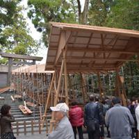 雨天時に備えて設置工事が進む雨儀廊＝伊勢市の伊勢神宮内宮で、小沢由紀撮影