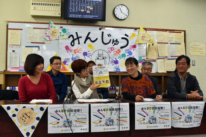 会見する「みんなで住民投票!」のメンバー=大阪市役所で