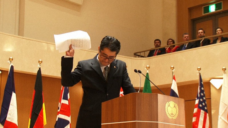 会田誠さんの作品「国際会議で演説をする日本の総理大臣と名乗る男のビデオ」=ミュージアム・クオーター提供