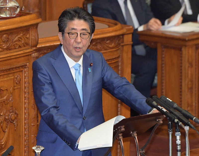 参院本会議で「桜を見る会」とその前夜祭を巡る問題について野党議員の質問に答える安倍晋三首相=国会内で2019年11月20日、川田雅浩撮影