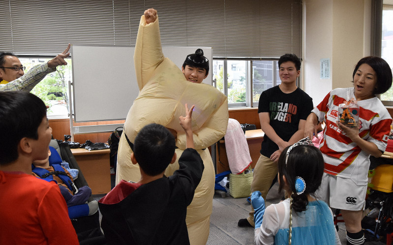 仮装をしてじゃんけん大会を楽しむ岡田実和子さん(右端)と長男の虎哲さん(右から2人目)、萩原良音さん(中央)=川口市本町4の同市中央ふれあい館で2019年11月3日、中川友希撮影
