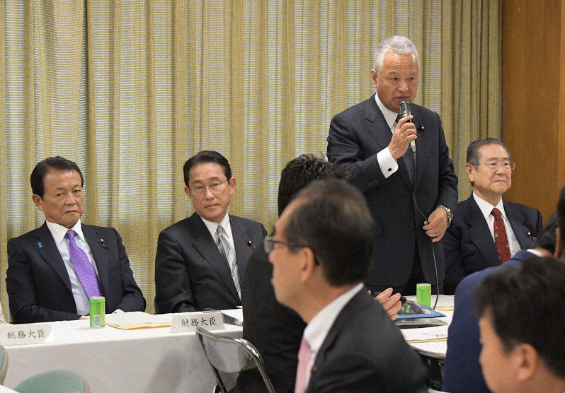 自民党税制調査会総会であいさつする甘利明税調会長（奥右から２人目）。奥左から麻生太郎副総理兼財務相、同党の岸田文雄政調会長＝党本部で２０１９年１１月２１日午後２時４７分、川田雅浩撮影