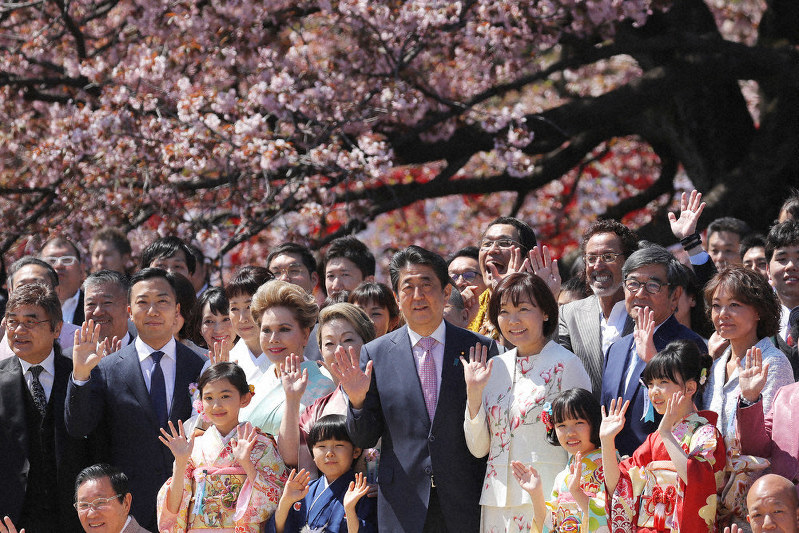 「桜を見る会」で招待客たちと記念撮影する安倍晋三首相と妻昭恵氏(中央右)=東京都新宿区の新宿御苑で2019年4月13日、喜屋武真之介撮影
