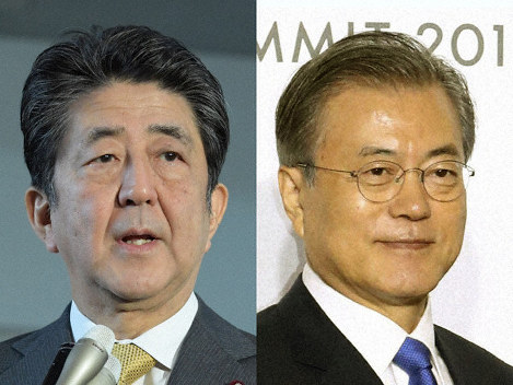 安倍晋三首相(左)と文在寅・韓国大統領