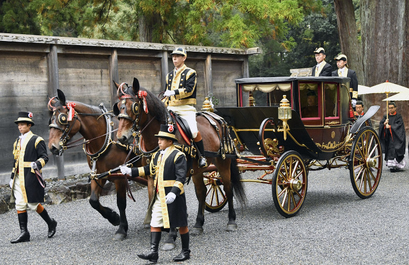 伊勢神宮 【御神馬 2体セット】 神様に仕える馬」になる儀式－皇室から贈られた白馬2頭、伊勢神宮に