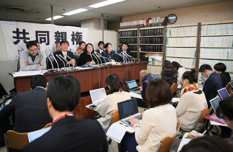 東京地裁に提訴後、記者会見をする原告ら=東京・霞が関の司法記者クラブで2019年11月22日午後3時9分、吉田航太撮影
