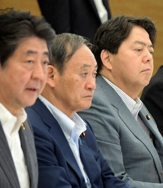 会合に同席した安倍晋三首相(左)と林芳正参院議員(右)。両氏の地元の山口県では安倍派と林派の“対立”が続く=首相官邸で、川田雅浩撮影