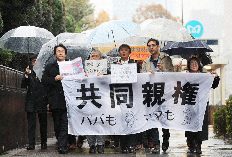 単独親権制度は違憲だとし、提訴するため東京地裁に入る原告ら=東京都千代田区で22日、吉田航太撮影