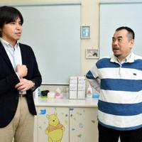 松永正訓さん(右)と森健さん=千葉市若葉区で6日