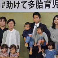 双子や三つ子を連れ、記者会見で子育ての大変さを語った夫婦ら＝東京都千代田区で２０１９年１１月７日、熊谷豪撮影