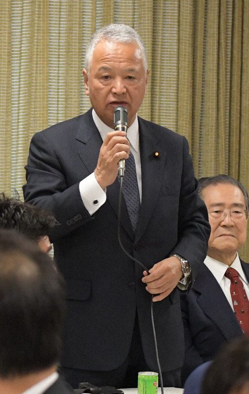 自民党税制調査会総会であいさつする甘利明税調会長=党本部で2019年11月21日午後2時47分、川田雅浩撮影